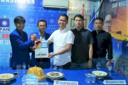 Kembalikan Formulir ke PAN, Dokter Fadli Pakai Mobil BMW 320i