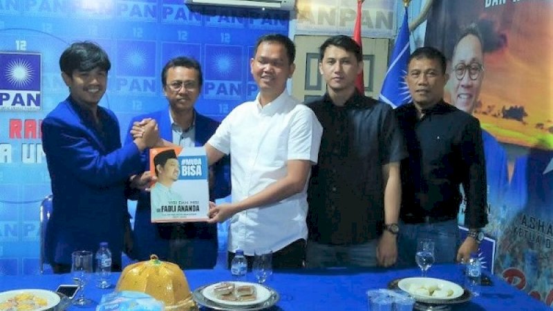 dr Fadly Ananda saat mengembalikan formulir pendaftaran balo wali kota Makassar.