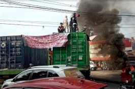 Asap Hitam Selimuti Perbatasan Gowa-Makassar, Tiga Truk Blokade Jalan