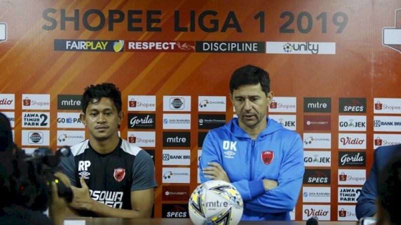 Rizky Pellu (kiri) dalam sesi jumpa pers jelang pertandingan, Senin (28/10/2019). (Foto: Ofisial PSM Makassar)
