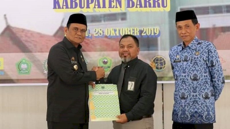 Bupati Barru, Suardi Saleh (kiri) saat penandatangan MoU kerjasama Mal Pelayanan Publik.