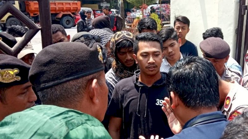 Mahasiswa melakukan aksi demonstrasi di depan PN Sungguminasa, Gowa, meminta Wahyu Jayadi dihukum mati.