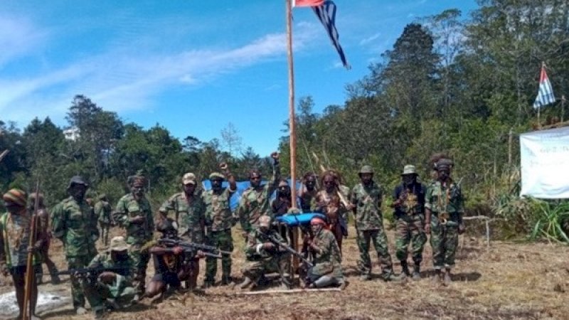 Pasukan OPM mengibarkan bendera Bintang Kejora.