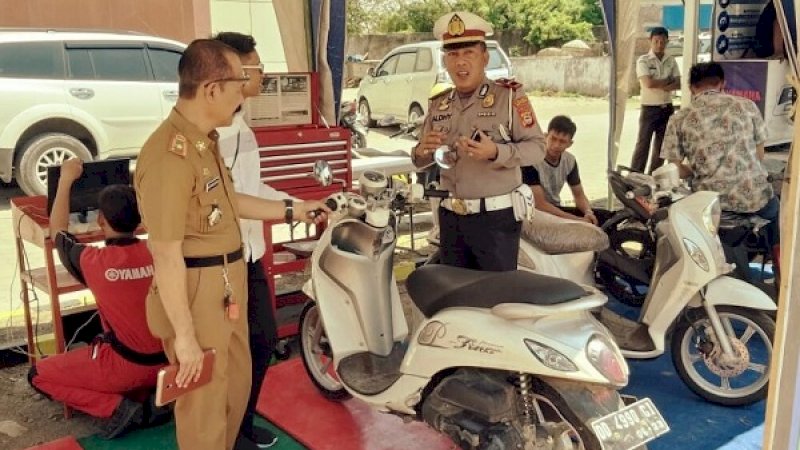 Servis gratUnit regident Polres Jeneponto menggelar servis gratis kendaraan roda dua. Kegiatan itu, digelar bekerja sama dengan salah satu dealer penjualan kendaraan roda dua di Kabupaten Jeneponto, Selasa (29/10/2019).is 