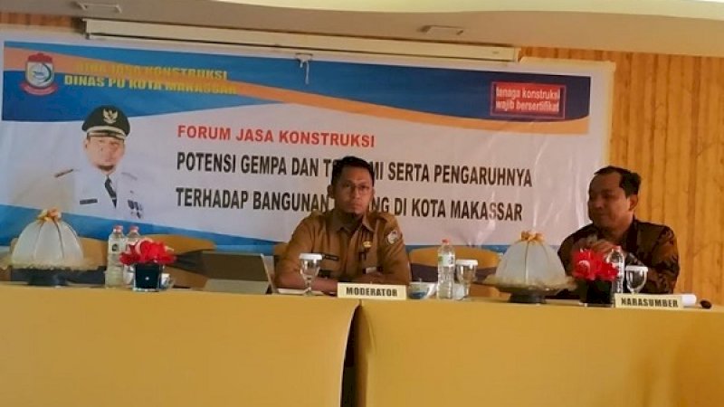 Geotechnical Engineering University Hasanuddin Dr. Eng. Ardy Arsyad M. Eng. sc. (kanan), sebagai pembicara didampingi moderator Hamka dari Dinas PU Kota Makassar.