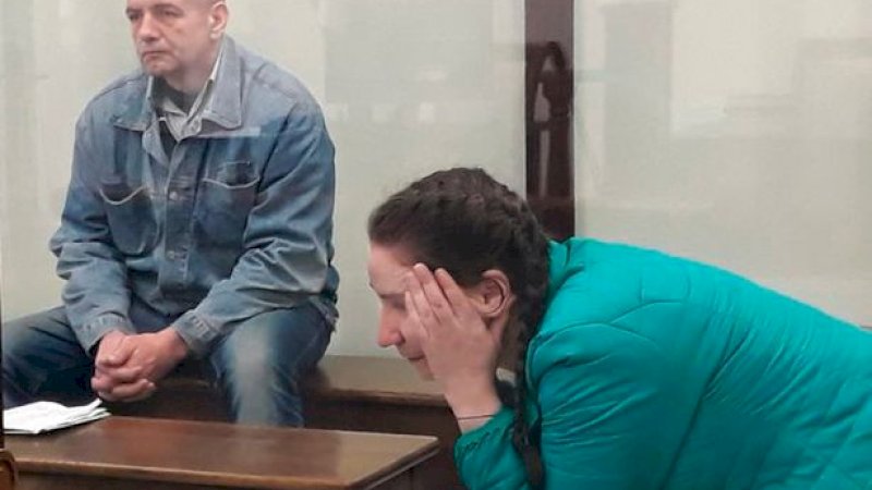 Viktar Syarhel dan Natalya Kolb di pengadilan (Foto: Vecherny Brest)
