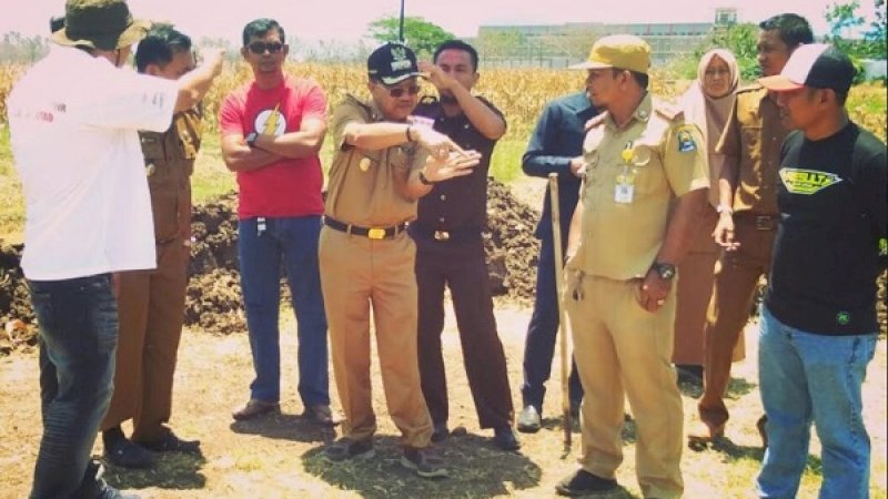 Bupati Jeneponto, Iksan Iskandar, saat meninjau lokasi untuk pembangunan arena motor cross.