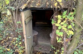 Foto-foto Tempat Keluarga yang Tunggu Kiamat 9 Tahun Dikurung