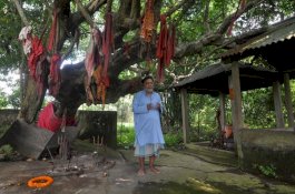 Berabad-abad, Keluarga Muslim Ini Merawat Kuil Siwa di Assam