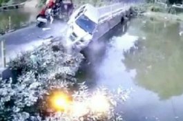 Detik-detik Sebelum Mobil Tenggelam ke Air, Ayah Lemparkan Bayinya ke Jembatan