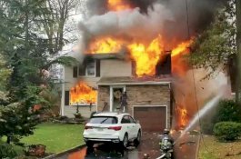 Pesawat Menabrak Rumah, Meledak dan Memicu Kebakaran Besar
