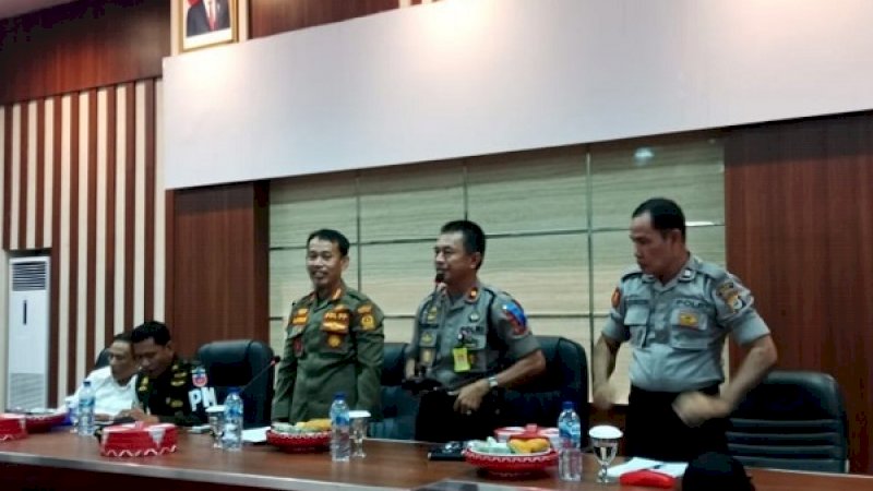 Di Gedung PKK Pemda Bone, Rabu (30/10/2019), Satuan Polisi Pamong Praja (Satpol PP) Kabupaten Bone, mendapatkan pembekalan dari Polres Bone dan Detasemen Polisi Militer (Denpom) Bone.