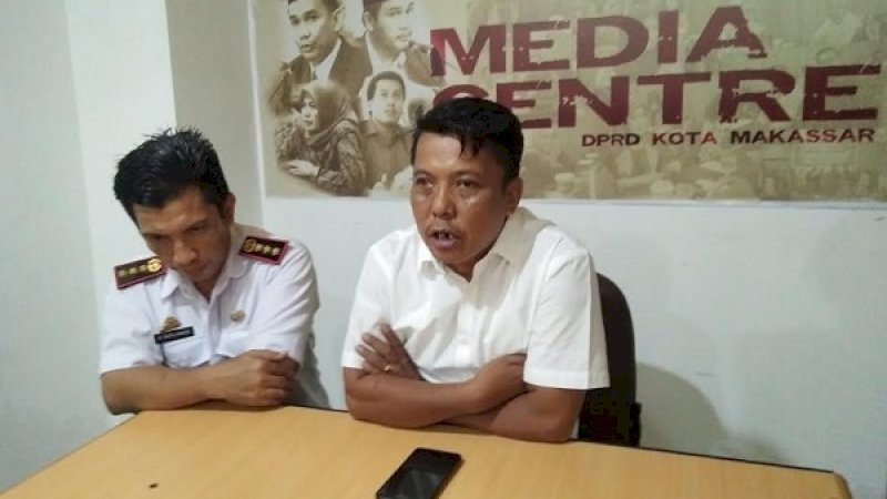 Ketua Komisi D DPRD Kota Makassar, Abd Wahab Tahir (kanan) didampingi Kasubag Humas DPRD Kota Makassar, Taufiq Nadzir (kiri).