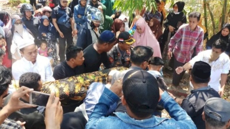 Suasana pemakaman Abdul Rasyid Kadir, pensiunan PNS yang tewas dipukul Amir Baso yang diduga mengidap gangguan jiwa.