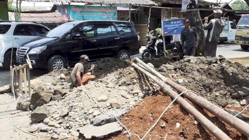 Perbaikan pipa PDAM Kota Makassar.