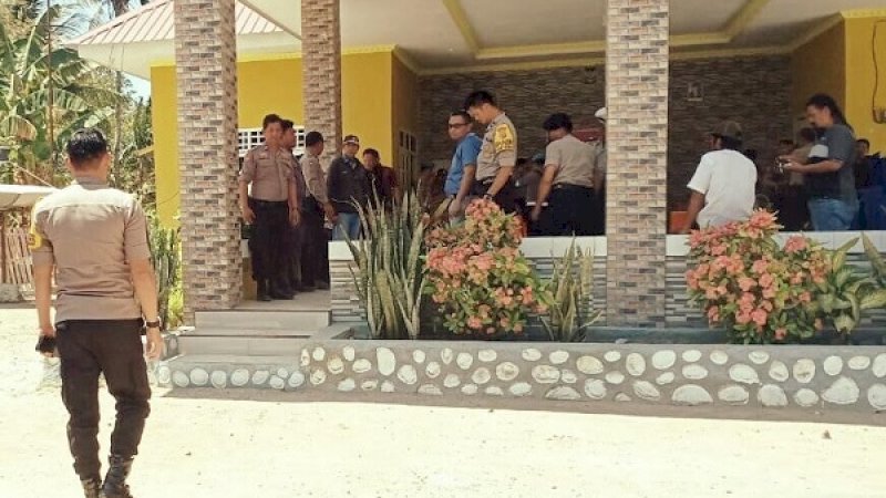 Suasana di Kantor Desa Palajau mulai kondusif, aparat keamanan tampak berjaga-jaga.