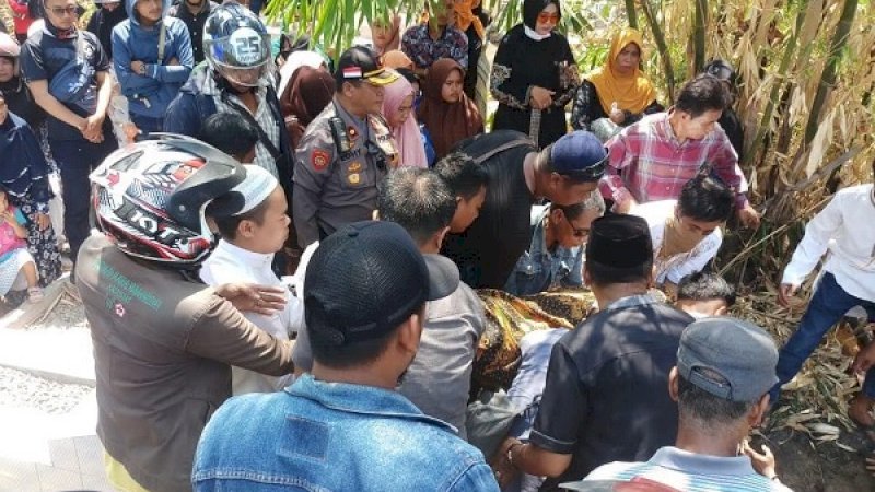 Korban Abdul Rasyid Kadir saat dimakamkan, siang tadi di Pemakaman Umum Taeng, Kabupaten Gowa.