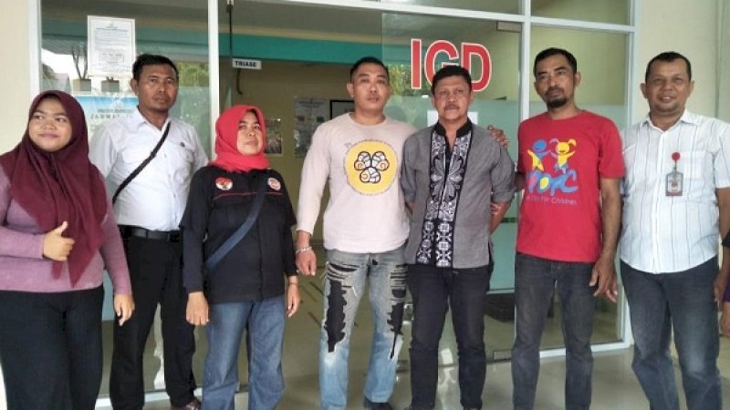 Amir Baso Ba'be Dg Taba (ketiga dari kanan), saat diamankan Tim Opsnal Polsek Rappocini, bersama Unit Jatanras Polrestabes Makassar.