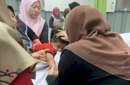 Sambil Menangis Bocah Yatim Piatu Ini Peluk Jasad Kedua Orang Tuanya yang Tewas Ditabrak Truk