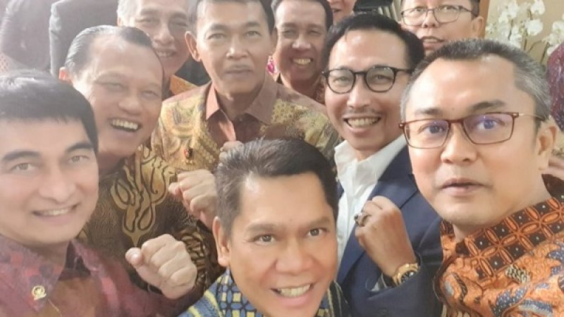 Anggota Komisi III DPR RI, berfoto wefie dengan Komjen Pol Idham Aziz usai Fit and Propert Test. Mereka menyetujui Komjen Idham sebagai Kapolri.