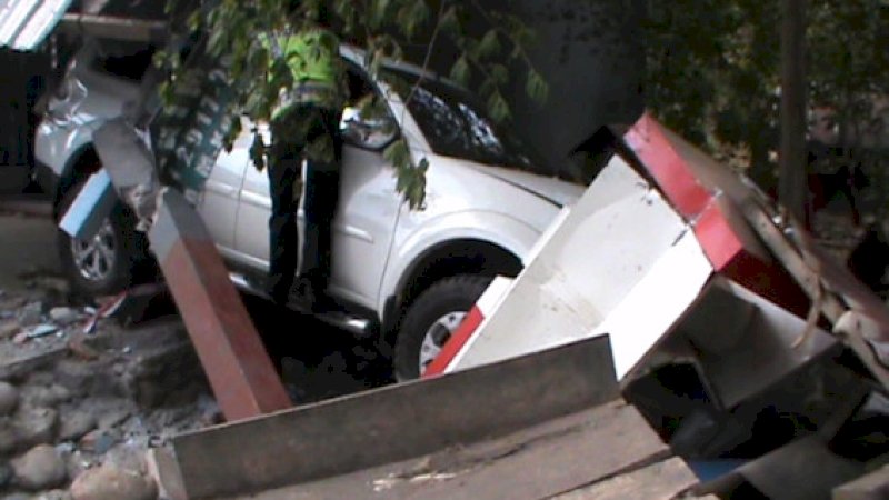 Mobil Pajero Sport Yang Dikendarai Anak di Bawah Umur Tabrak Kios