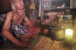 Butuh Pengobatan, Wa Sido yang Tinggal Hanya Bersama Ayamnya Mulai Sakit