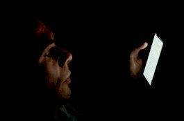 Main Ponsel di Ruangan Gelap, Pria ini Alami Kebutaan