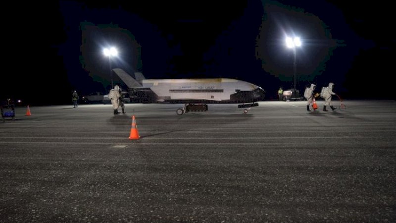 Pesawat rahasia Amerika Serikat, X-37B, mendarat setelah 780 hari di luar angkasa.(Air Force)
