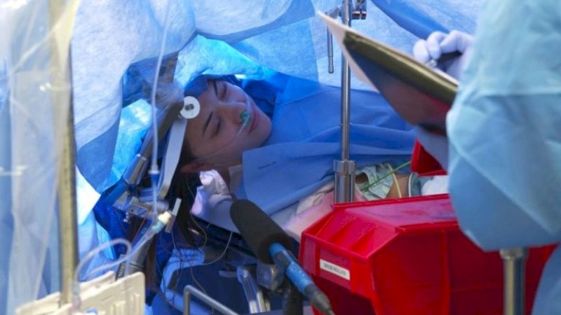 Jenna Schardt tetap sadar sementara ahli bedah saraf melakukan operasi otak (AFP)
