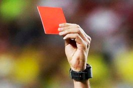 Diberi Kartu Merah, Pemain Bola Layangkan Satu Pukulan Keras pada Wasit Sampai KO
