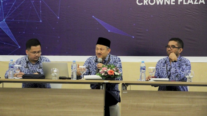 Deputi bidang SDM Aparatur Kementerian PANRB Setiawan Wangsaatmaja (tengah) dalam Rapat Koordinasi Evaluasi Pemberian Tunjangan Jabatan Fungsional di Jakarta, Senin (28/10). 