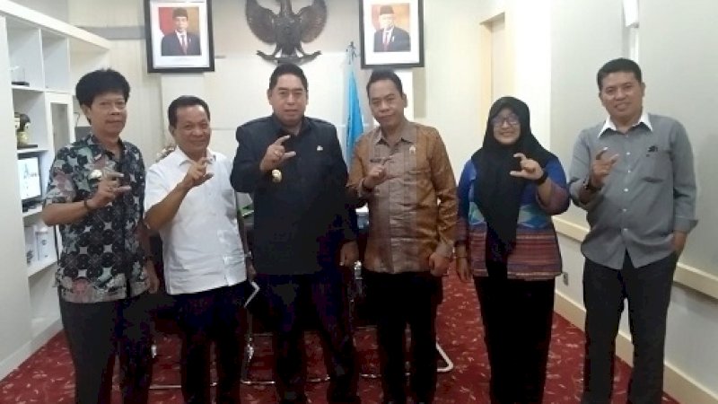 Kadis Kominfo Andi Hasdullah (ketiga dari kanan), Kepala Sekertariat KI, Badaruddin dan Komisioner KI Sulsel menemui Sekprov Sulsel, Abdul Hayat, Kamis (31/10/2019)