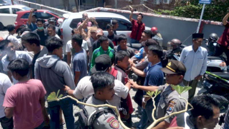 Suasana ricuh di luar sidang kasus sengketa lahan Bendungan Paselloreng, Kamis (31/10/2019).