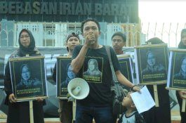 Aksi Solidaritas untuk Ramsiah yang Dipolisikan Karena Percakapan Grup WhatsApp