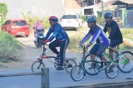 Pakai Sepeda, Iqbal Pantau Kanal dan Kebersihan Makassar