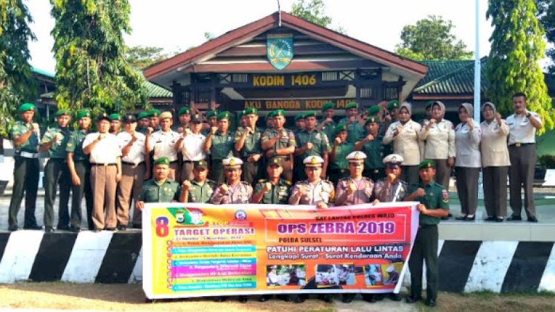 Personel Polri dan TNI Kompak Sosialisasi Operasi Zebra di Wajo