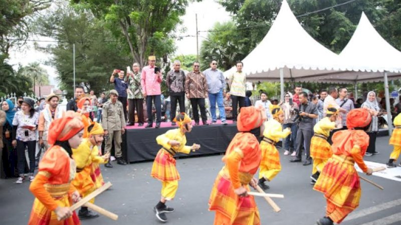 Keindahan Sutra Warnai Kostum Karnaval Seni dan Budaya Sulsel