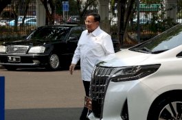Bukan Sok Tak Mau Pakai Uang Rakyat, Ternyata Ini Alasan Prabowo Naik Mobil Pribadi ke Kantor