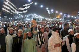 Ribuan Demonstran Anti Pemerintah Pakistan Minta Imran Khan Mundur