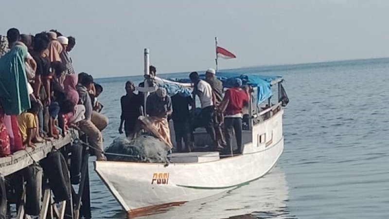 Perahu milik korban ditarik ke dermaga Pulau Pagerungan, Sumenep, Madura, Jatim.