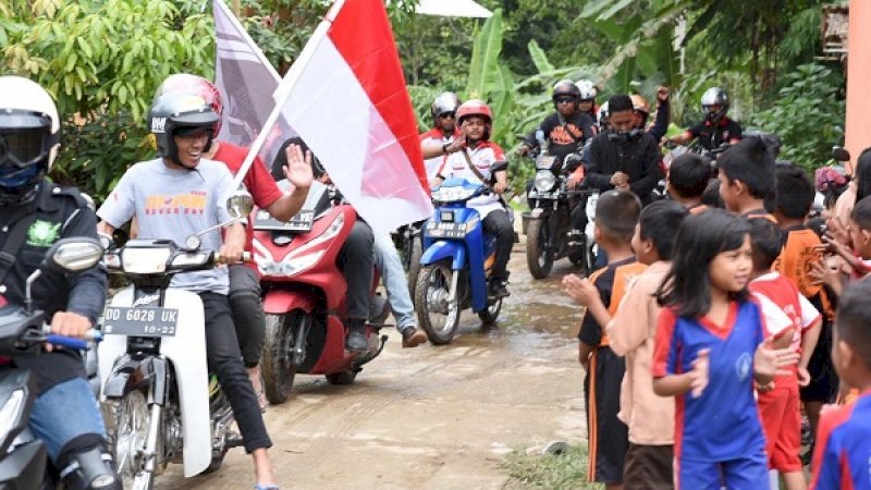 Peserta Honda Bikers Day (HBD) disambut siswa SD di Rantepao, Toraja Utara.