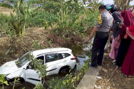 Pengemudi Diduga Mengantuk, Minibus Angkut 5 Penumpang asal Pinrang  Terjun Bebas ke Parit
