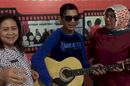 Gitar Pemberian Ketua PKK Sulsel Bantu Hilangkan Trauma Pemuda yang Disekap 9 Tahun