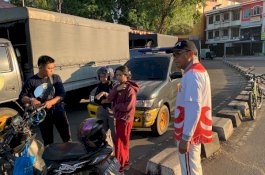 Berhentikan Sepeda, Nurdin Abdullah Tolong Korban Kecelakaan