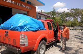 BPBD Sidrap Salurkan Bantuan ke Warga Terdampak Angin Kencang di Tellulimpoe