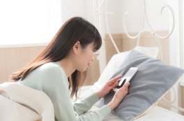 Main Smartphone di Kegelapan Bisa Bikin Stroke Mata