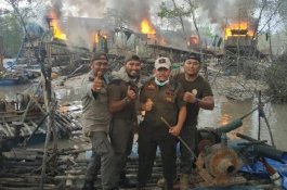 Satpol PP Bakar 20 Mesin Penambang Ilegal lalu Berpose Gembira, Kapolres Kecewa Tak Dilibatkan