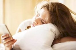 Stop Cek Ponsel Saat Bangun Tidur, Ini Alasannya