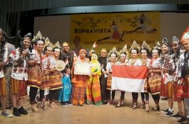 Membanggakan, UKM Seni Tari Unhas Kibarkan Merah Putih di San Marino Italia