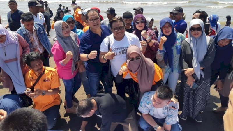 Danny Pomanto bersama komunitas di Pantai Tanjung Bayang.